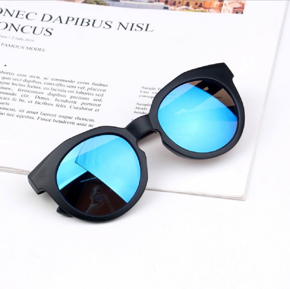 Børns drenge piger solbriller nuancer lyse linser  uv400 beskyttelse solbriller farvet barn strandlegetøj 2-8y: Himmelblå