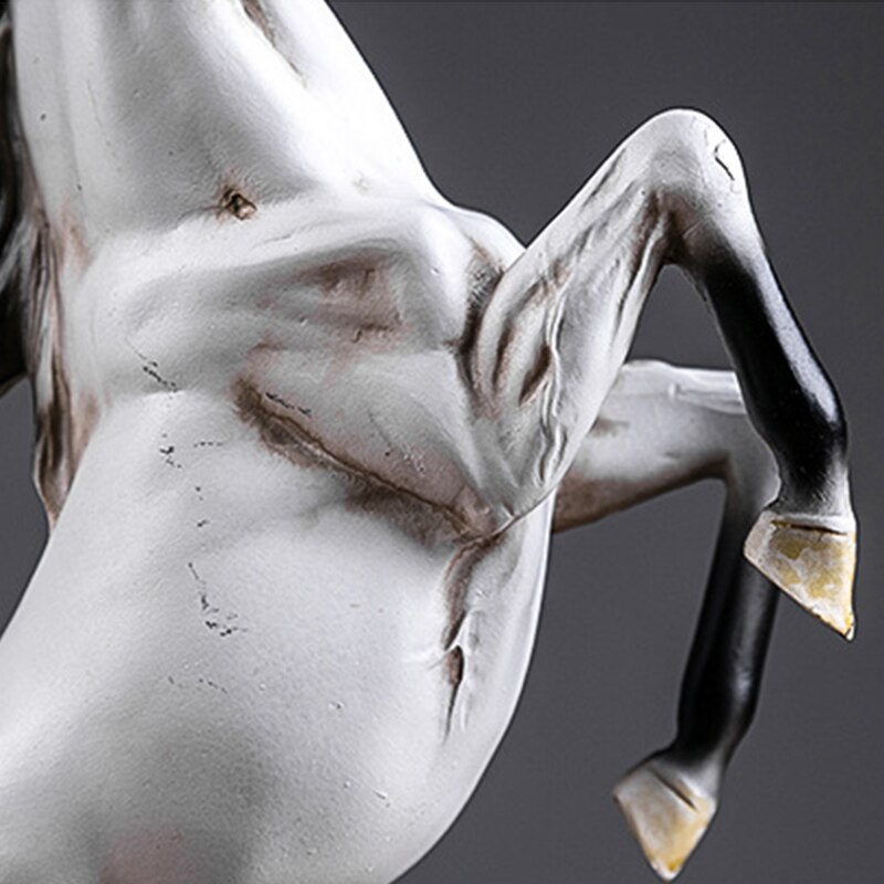 Europeisk harpiks hest statue dekorasjon stue kontor ornament hest figur hjem tilbehør hest skulptur moderne kunst