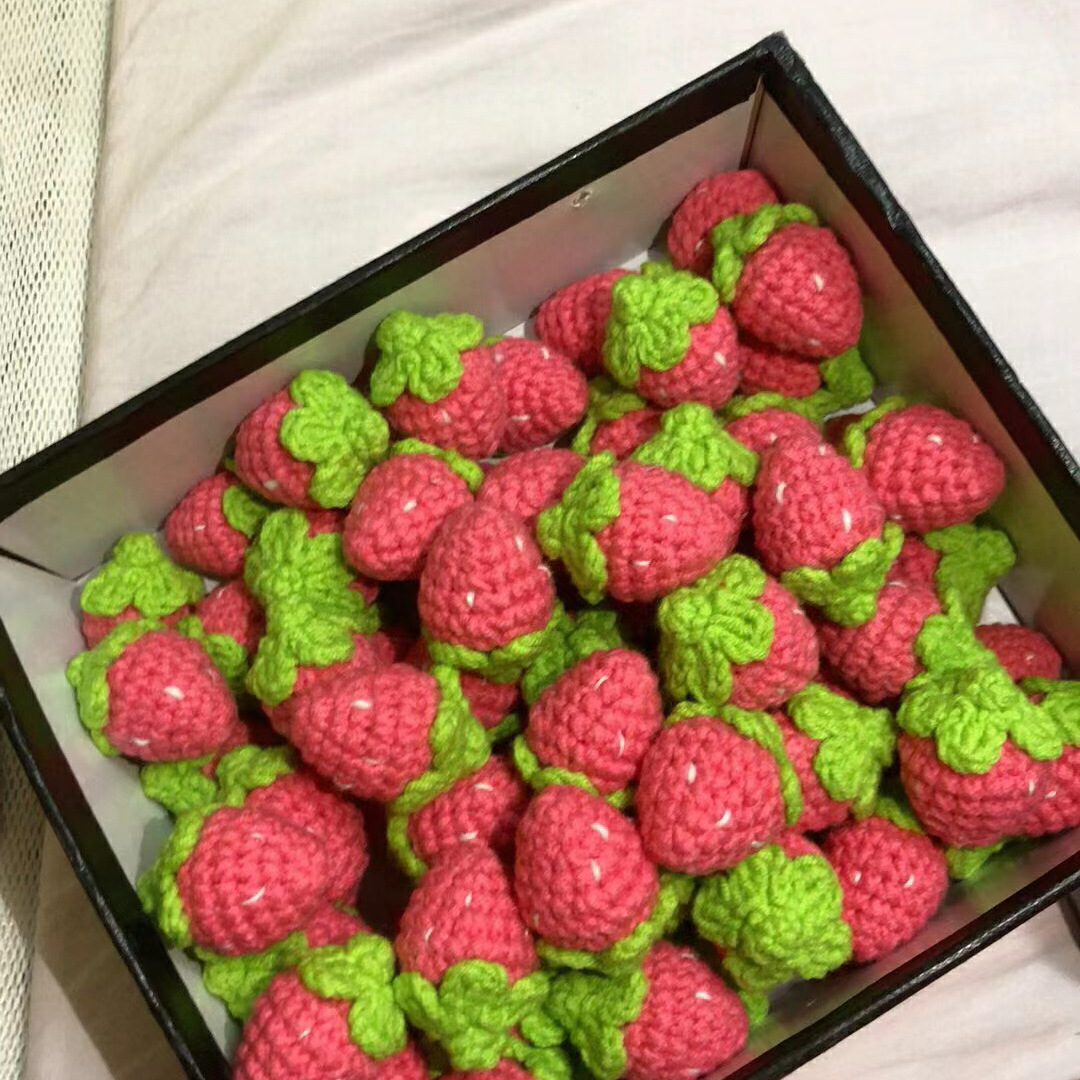 3 uds. De zanahorias tejidas, frutas de ganchillo de fresa, bonitos para sombrero, suéter, decoraciones de tela, zanahoria, apliques DIY, accesorios de
