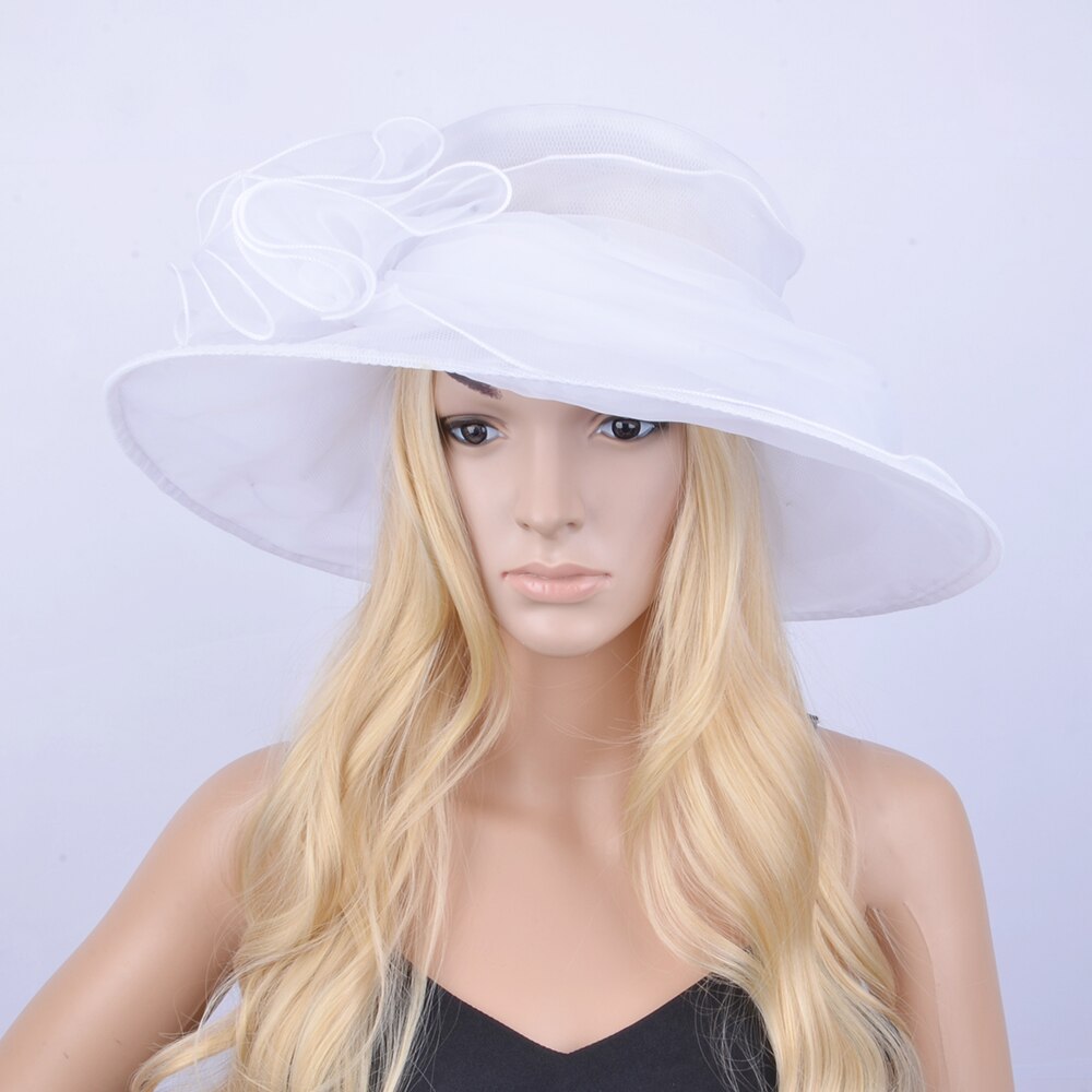 Beige organza hoed met grote rand, kerkhoed.: Wat