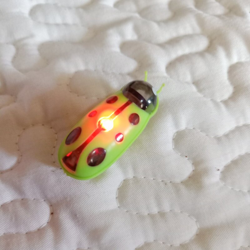 Värisevä kissanlelu, lady bug, cat bug lelu, vilkkuvalla ledillä tai ilman: Vihreä leppäkerttu / Ledin kanssa