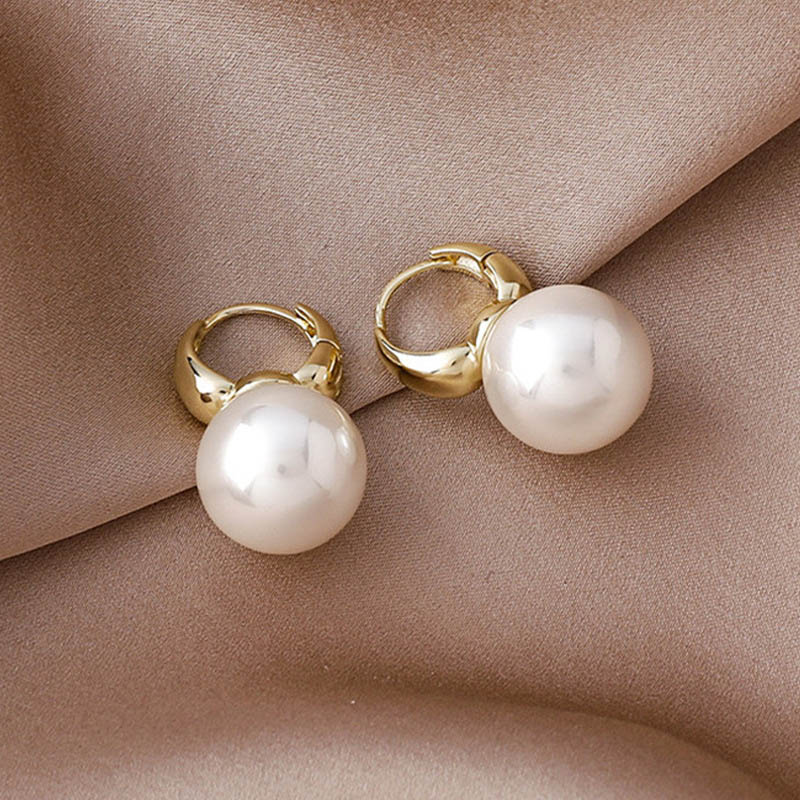 Nuevos bonitos pendientes de aro con tachuelas de perlas para mujer, pendientes minimalistas de Color dorado, aros pequeños Huggies, joyería de para boda