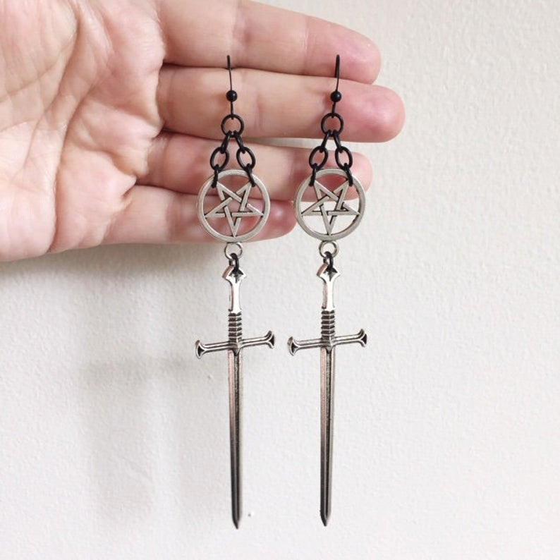 Pendientes de espadas góticas de Color dorado, Tarot Medieval gótico largo, declaración alternativa vikinga, para hombres y mujeres, joyería mística: Plata antigua