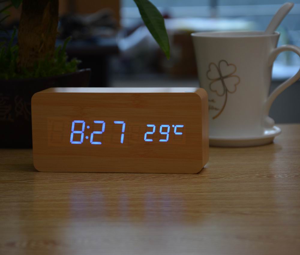 Mode Houten Wekkers Met Thermometer Eenvoudige Rechthoek Tafel Klokken Led Sound Control Desktop Decoratie Klok: bamboo blue