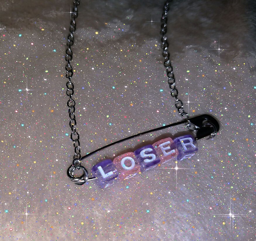 Drôle perdant lettre épingles Cube Transparent pendentif collier pour femmes fille amis Cool Unique Punk géométrique collier ras du cou: Purple Pink