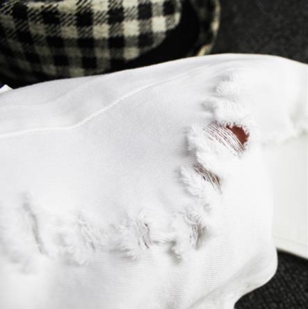 Jeans barnpojke vita avslappnade byxor i den stora pojken vår och höst smala fötter trasiga byxor bokstäver broderi