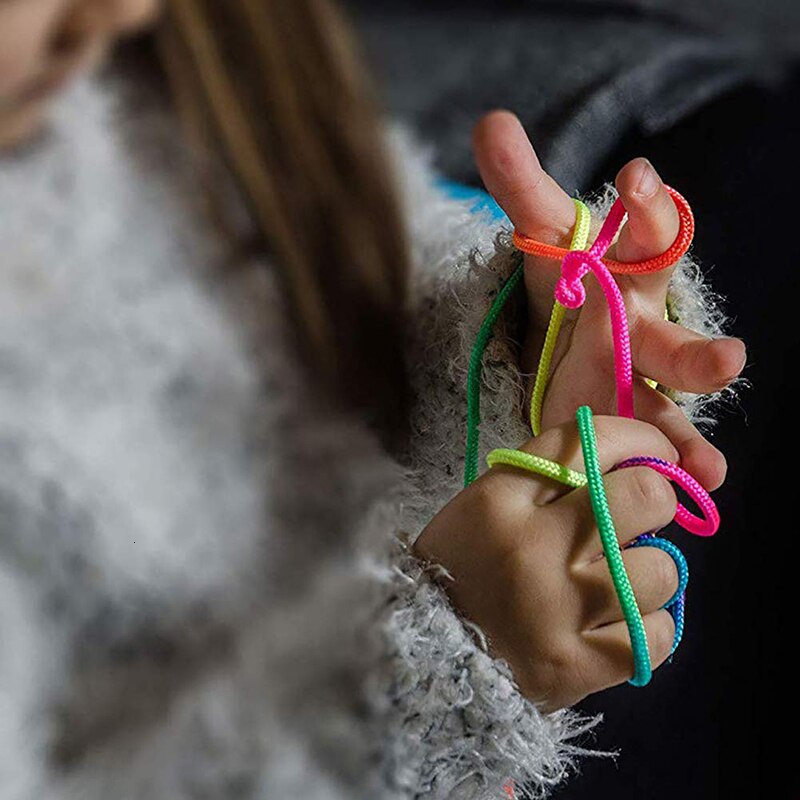 Le vieux jeu du doigt amusant torsion chaîne arc-en-ciel couleur corde chaîne avec enfants macramé cordon Ztringz arc-en-ciel