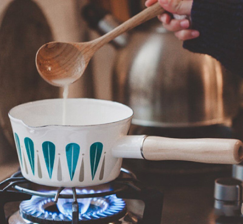 Japanse Stijl Massief Hout Enkel Handvat Emaille Melk Pot Soep Pan Gekookt Ei Pot Instant Noodle Pot Beter dan Roestvrij staal