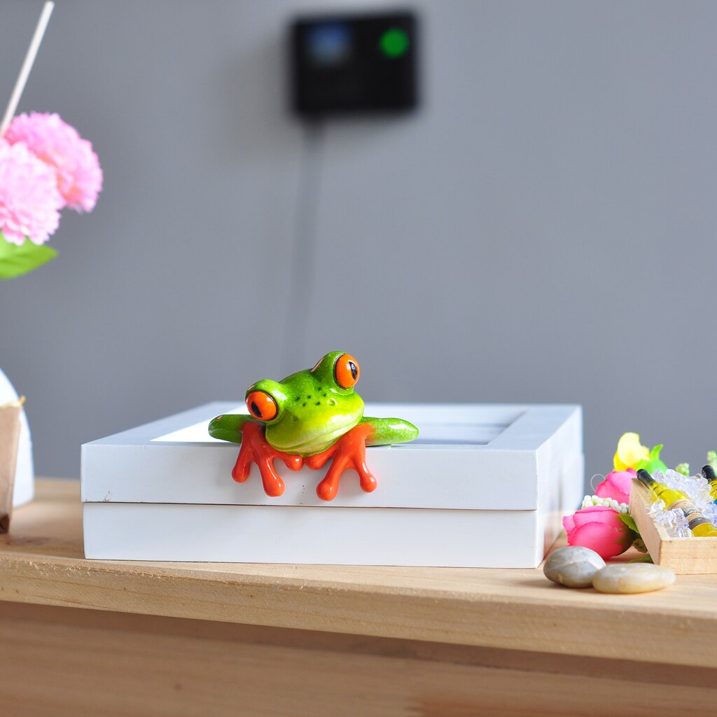 Resin 3D Craft Frog Decoration Office Desk Computer Decoration