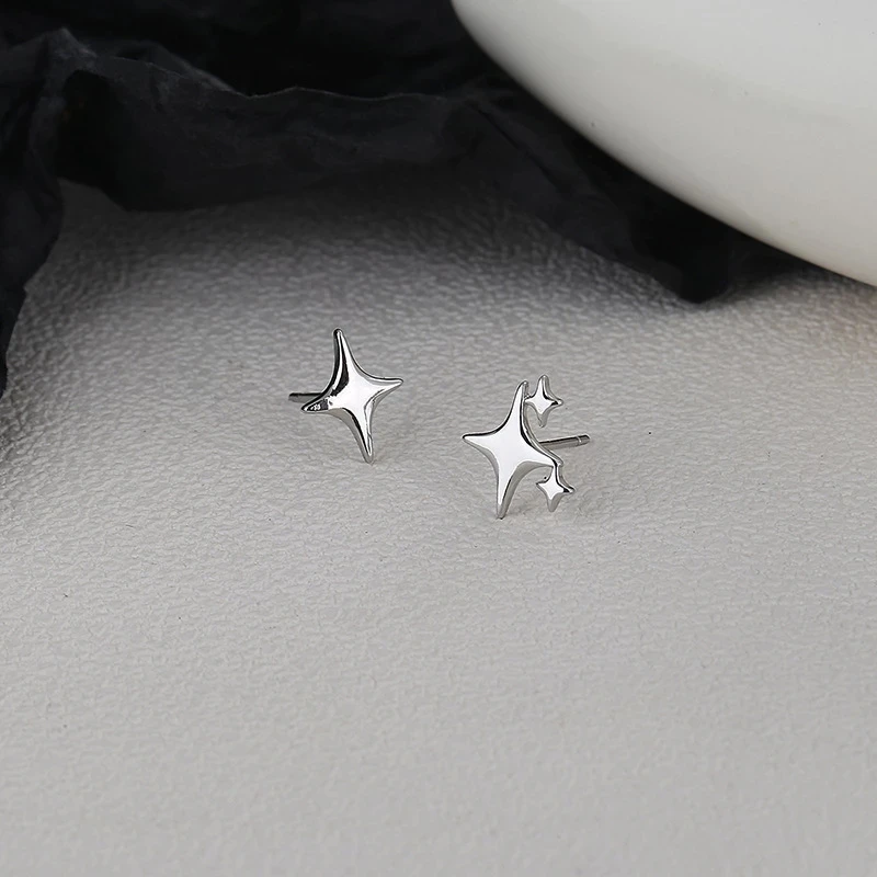 Pendientes asimétricos de estrella de cuatro puntas para mujer, aretes de tuerca de superhada, joyería Simple de Color plateado, 925: Color amarillo dorado claro