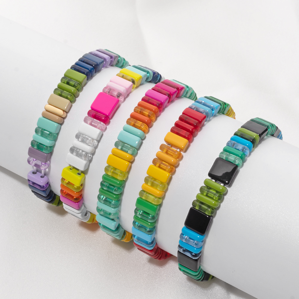 2022 Nuovo design Braccialetti Elastici Colorati per Le Donne Rianbow Acrilico Lucido Braccialetti Braccialetti di Metallo Della Boemia Perline Gioielli