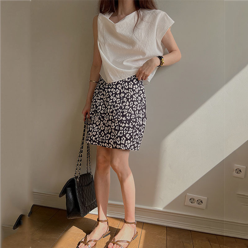 Yksivärinen yksiolkainen t-paita, lyhythihainen rypytetty toppi kevät- ja kesävaatteisiin naisille