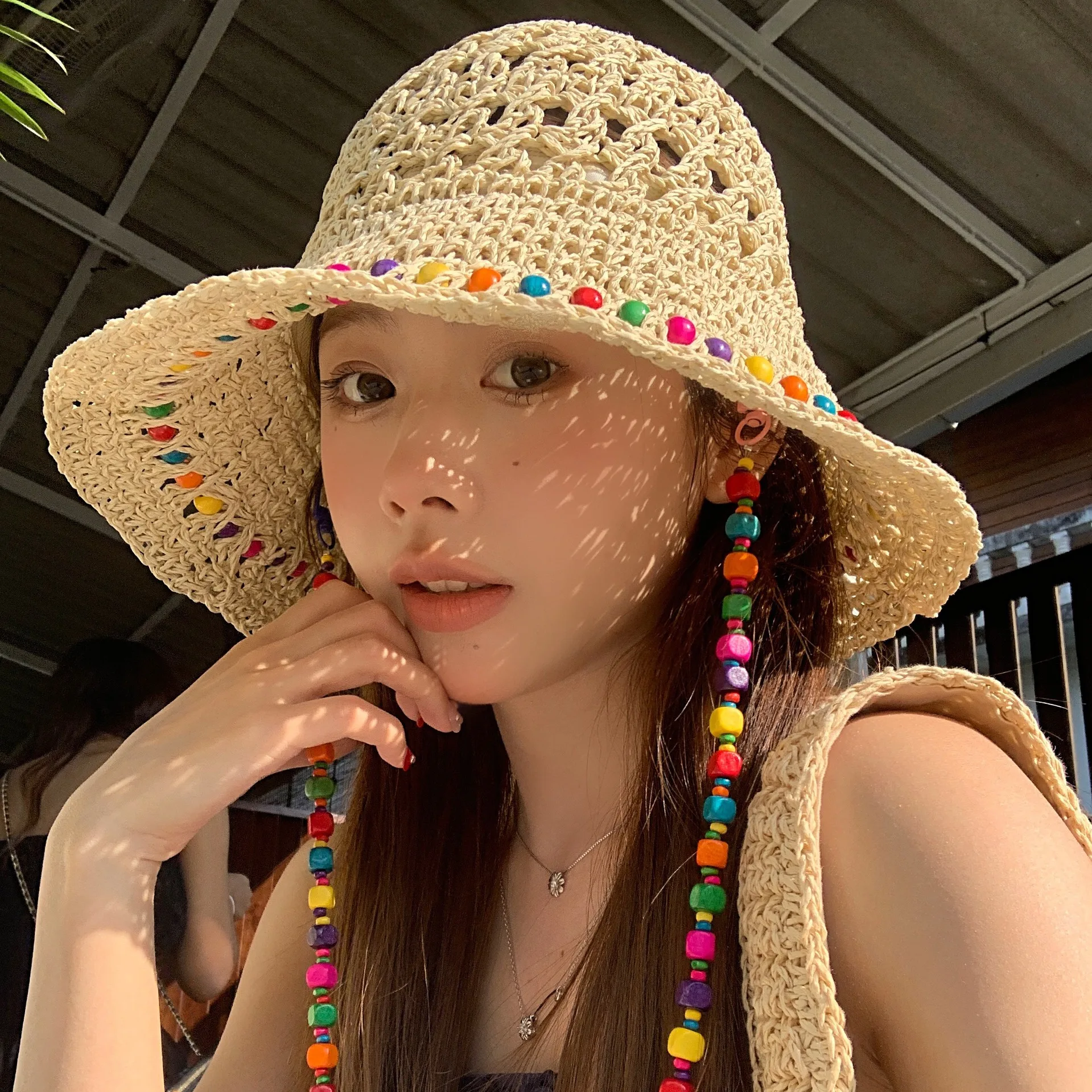 Retro gewebte Damen-Sonnencreme, Regenbogen-Kettenkappe, Sommer, japanischer Strohhut, schützend, atmungsaktiv, hohl, große Krempe, Strand-Sombrero