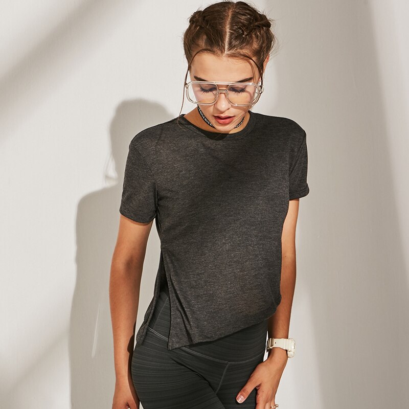 Kvinder loose fit høj lav t-shirt sport flydende t-shirt korte ærmer fugttransporterende atletiske skjorter søm split t-shirt tunika top: Xl / Grå