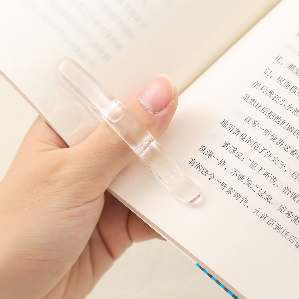 Acrylic Thumb Press Bookmarks for Reading Portable Thumb Book Support Book Expander School Supply Reading Aid Book Page Holder: WHITE