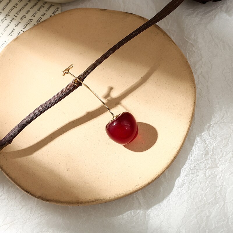 [Ewq] 2020 primavera outono nova cereja vermelha broche elegante colarinho pino ins fresco simples broche camisa acessórios bonito pino oh1251: Purplish Red