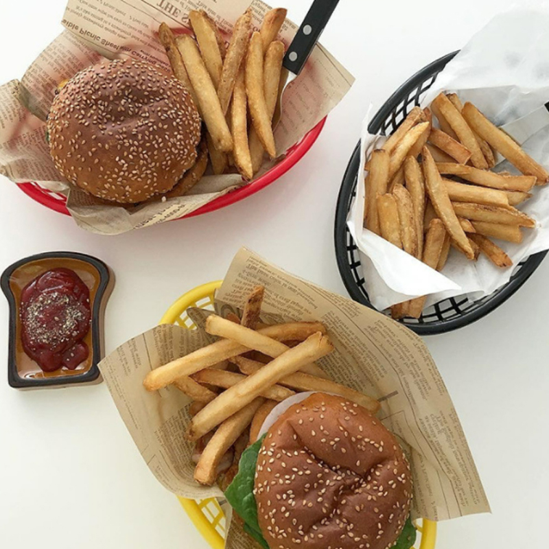 Plastikfad oval madkurv køkken skrivebord opbevaringskurv hund serveringstallerken restaurant fastfood bakke foto rekvisit indretning
