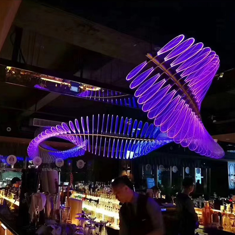 type hengende belysning i hallen, restauranttak, luksuriøs dekorasjon, ledet rgb moderne fargelysekrone, bar, kaffebarlys