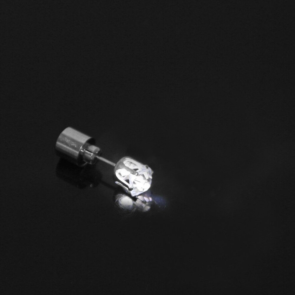 1 Pc Licht hoch LED Ohrringe Nieten Blinkt Blinkt Edelstahl Ohrringe Bolzen tanzen Party Zubehör Liefert: Weiß