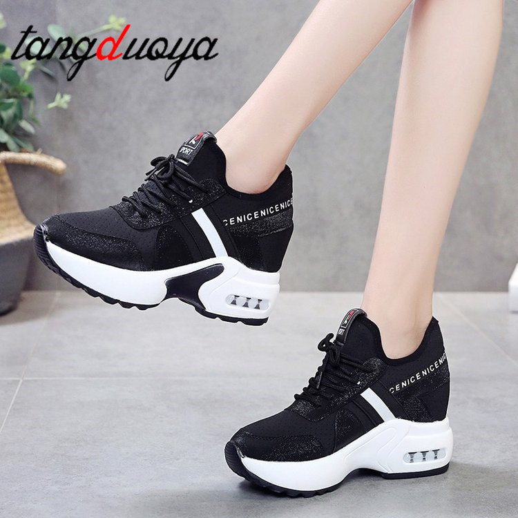 Höga vita sneakers dam platå skor klack ökande dam skor mesh andas skor kil svart kvinna sneakers platå
