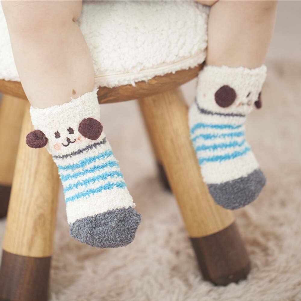 Bonito dos desenhos animados meias curtas primavera e inverno crianças bebê meias quentes adorável presente anti-skid chão menina menino boxed meia coral veludo