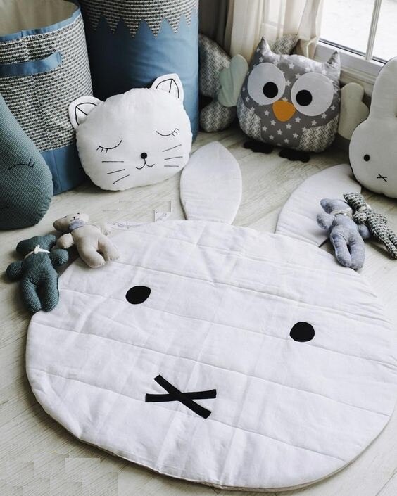 bambino CHE STRISCIA stuoia