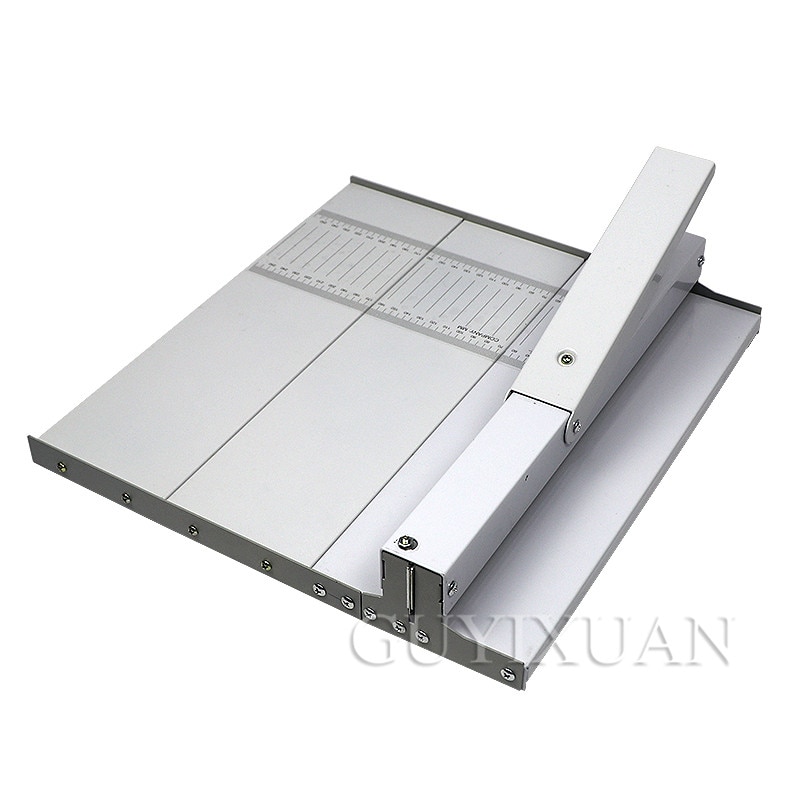 Manual labor-saving and portable type creasing machine