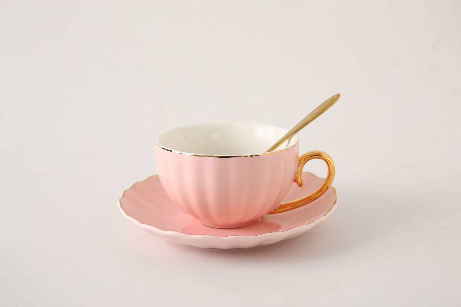 European Leisure Time Afternoon Tea Ceramics Coffee Cup Saucers English Style Phnom Penh Coffee Mug Bring Golden Flower Spoon: pink
