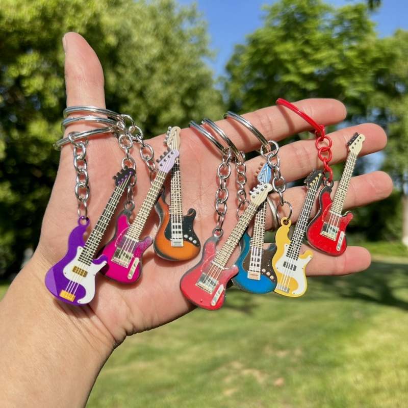 LLavero de guitarra nueva, bonito llavero de acero inoxidable con bajo para hombre y mujer, colgante para bolso, accesorios para llavero de coche, para amantes de la música 2023