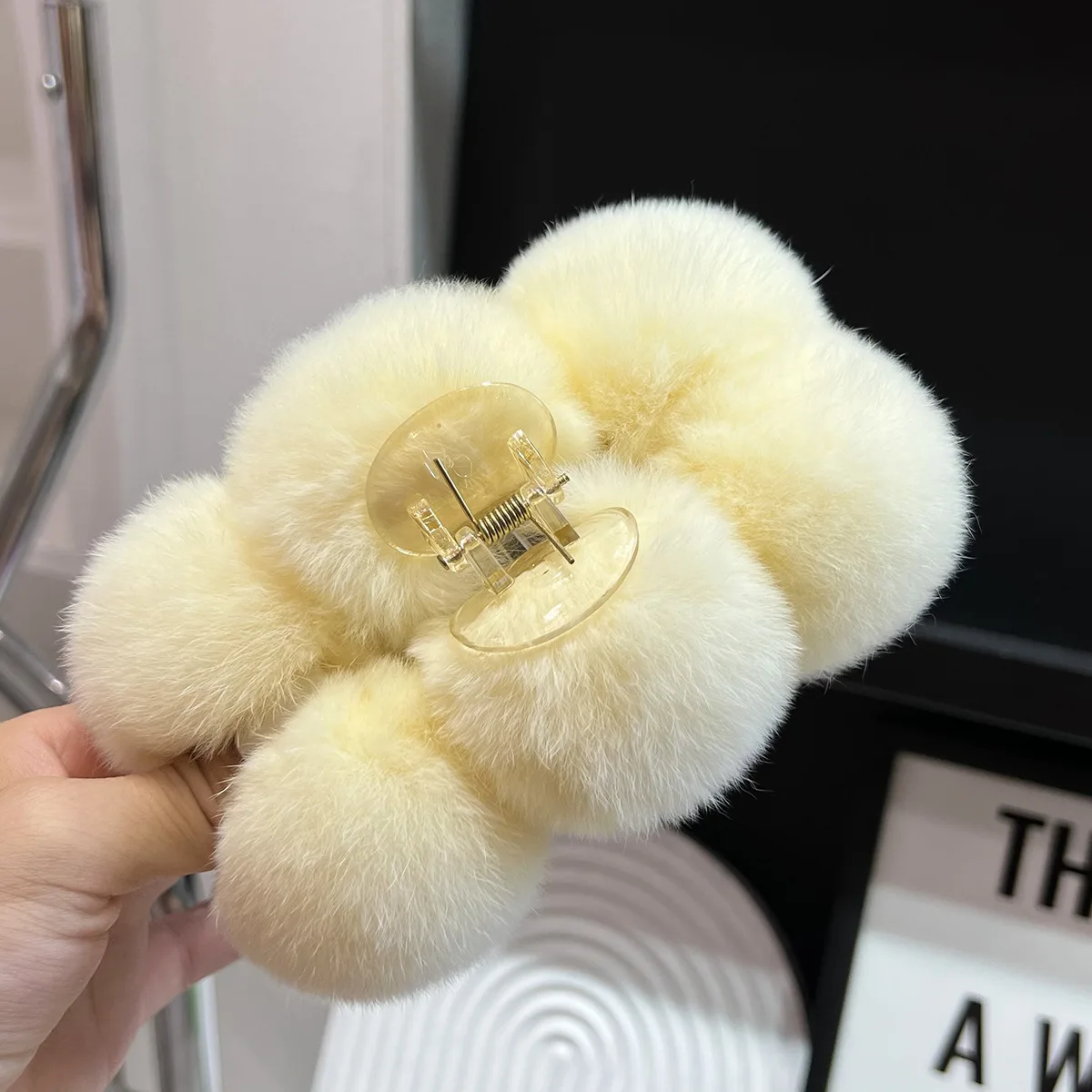 Nueva bola de pelo de conejo lontra, Clip Extra grande, serie de felpa de invierno, Clip de cangrejo moderno y versátil, accesorios para el cabello para mujer: Blanco