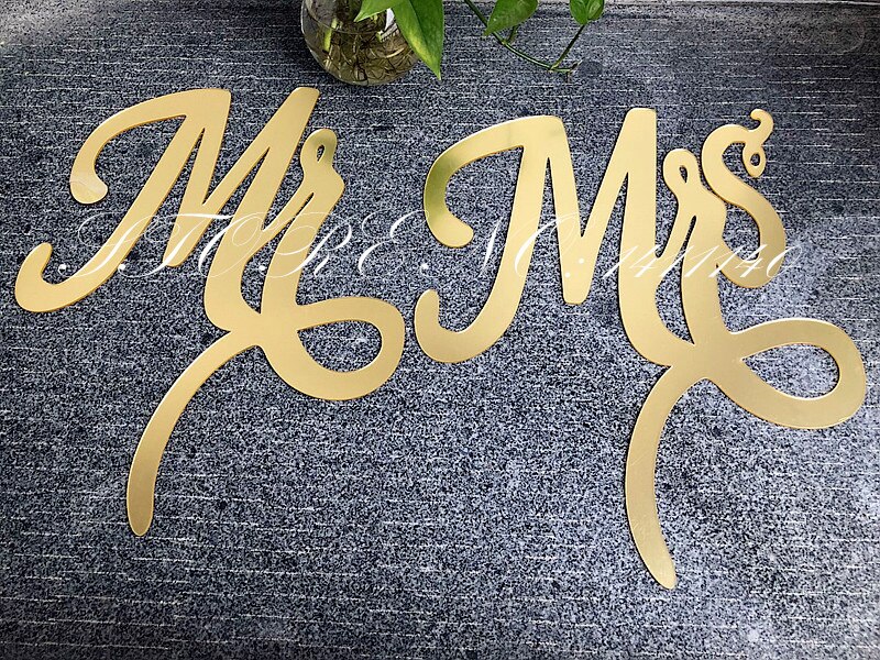 Signes de chaise de mariage, Style géométrique pour mariée et marié, ensemble de panneaux suspendus en acrylique doré miroir Mr &amp; Mrs