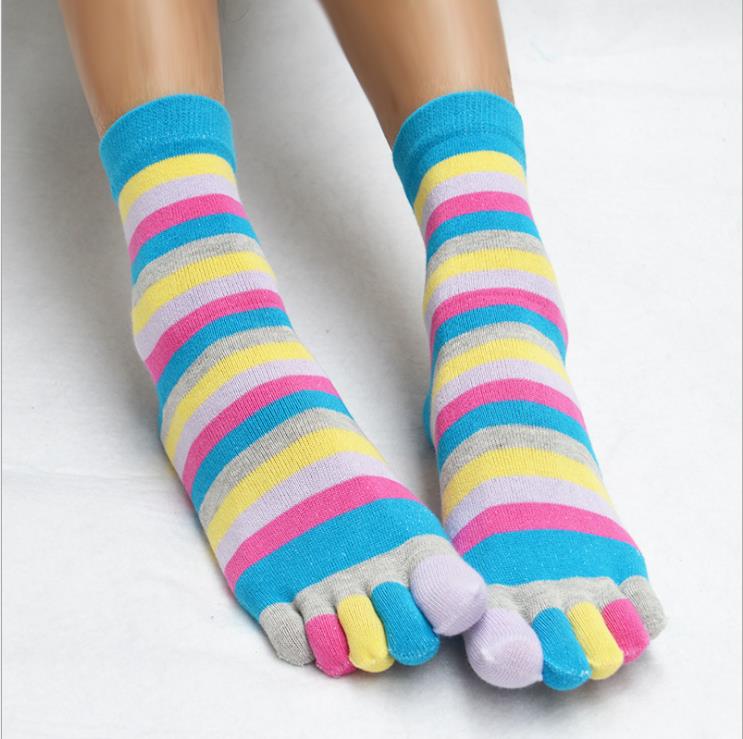 Chaussettes à rayures amusantes pour femmes, chaussettes en coton à cinq doigts, chaussettes décontractées et douces avec orteils, chaussettes colorées 5 couleurs 35-39: Bleu