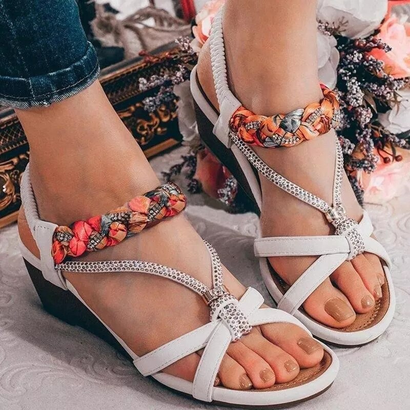 Sandales d'été confortables et à la pour femmes, élégantes, haut de gamme, en tissu PU imprimé, bande élastique strass, semelle compensée, 7KG069: White / 39