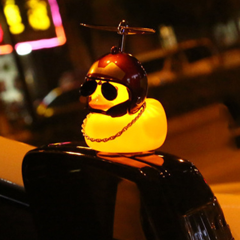 Lucky Duck Society Mooie Auto Ornament Creatieve Auto Dashboard Speelgoed Met Helm En Keten Auto Decoratie Accessoires Ornament