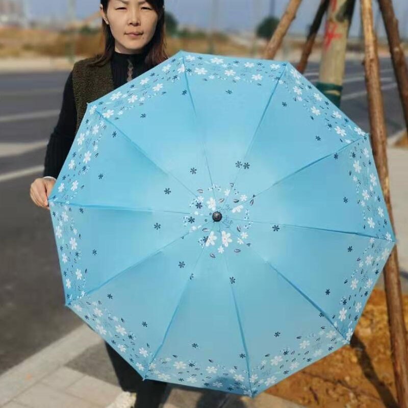 10 k plus størrelse kvinder solrig og regnfuld paraply tre-foldet sort belægning solcreme uv parasol vindtæt stærk regn paraply: 06