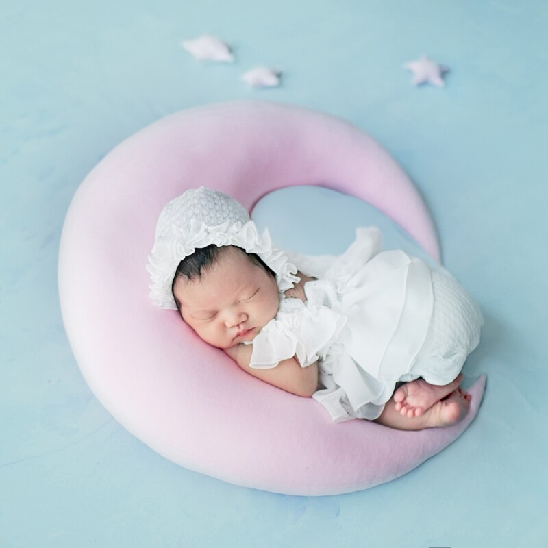Set van 5 pasgeboren fotografie-accessoires: kanten jurkje, hoedje, kussentje, korte broek en schoenen.
