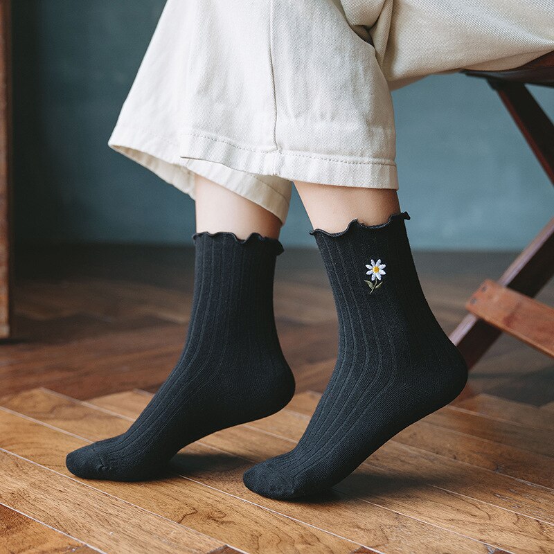 Femmes chaussettes Streetwear petites pâquerettes broder chaussettes mignonnes femmes japonais coréen Harajuku Style Kawaii chaussettes pour dames