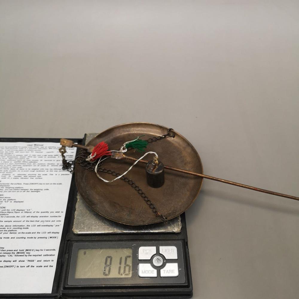 Antieke koperen weegschaal, traditionele chinese geneeskunde, klein handweegschaaltje, ornament
