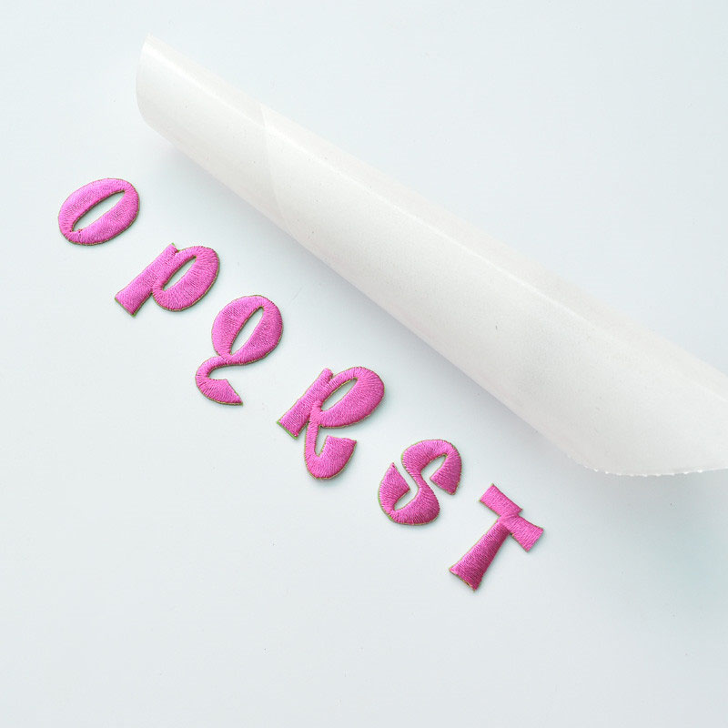 Parches bordados con letras del alfabeto en inglés, apliques de hierro para ropa, bolsos, accesorios de bricolaje, Parche de nombre, rosa roja