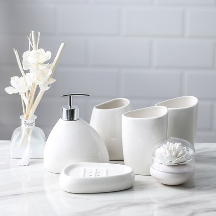 Keramik tilbehør til badeværelset sæt sæbedispenser / toiletbørste / tørretumbler / sæbeskål bomuldspindel aromaterapi produkter til badeværelset