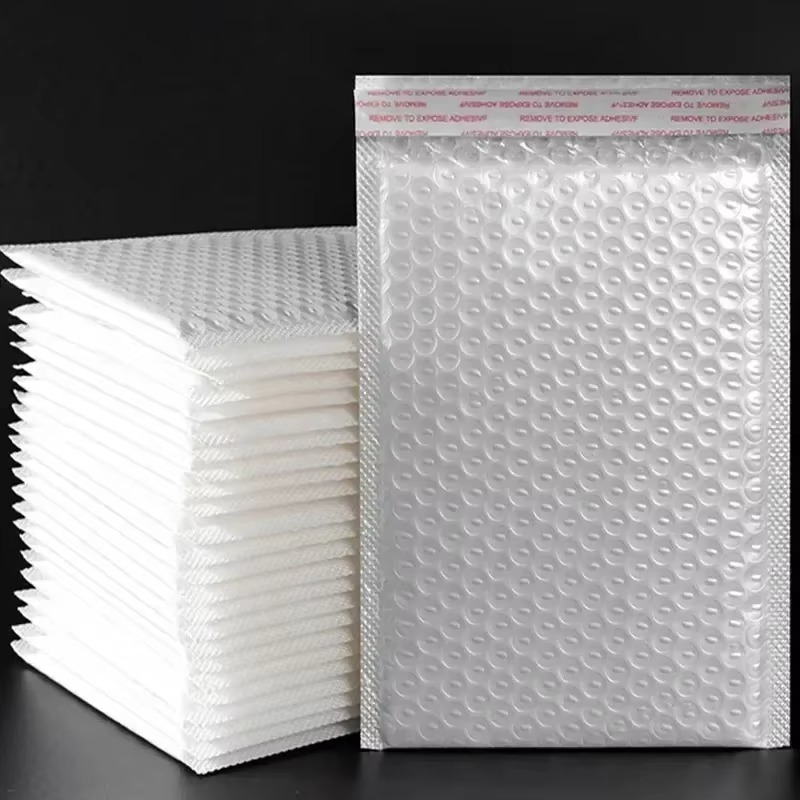de bolsas de sobres de espuma blancas y negras, sobres de acolchados autosellados con bolsas de correo de burbujas, paquetes de