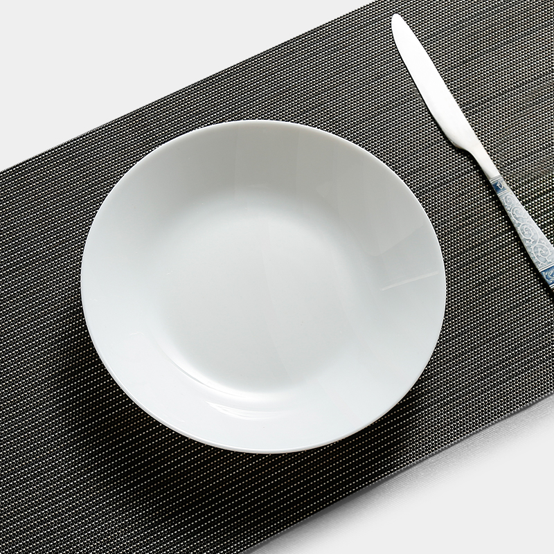 Hvitt opal glass porselen flate tallerkener middagsretter servise salatrett sushi frokost biff tallerken
