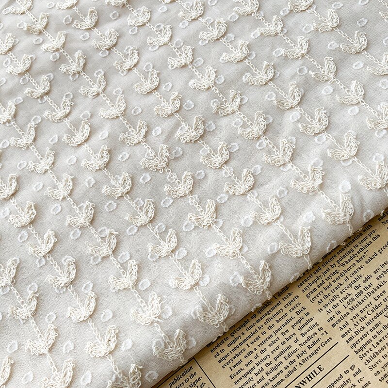 Tissu rayé de mousseline de soie de broderie de coeur à pois tissu de Polyester de fleur de coupe de Jacquard pour la robe, chemises noir, blanc, abricot