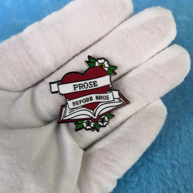 Bokälskare kvinnor emalj pin