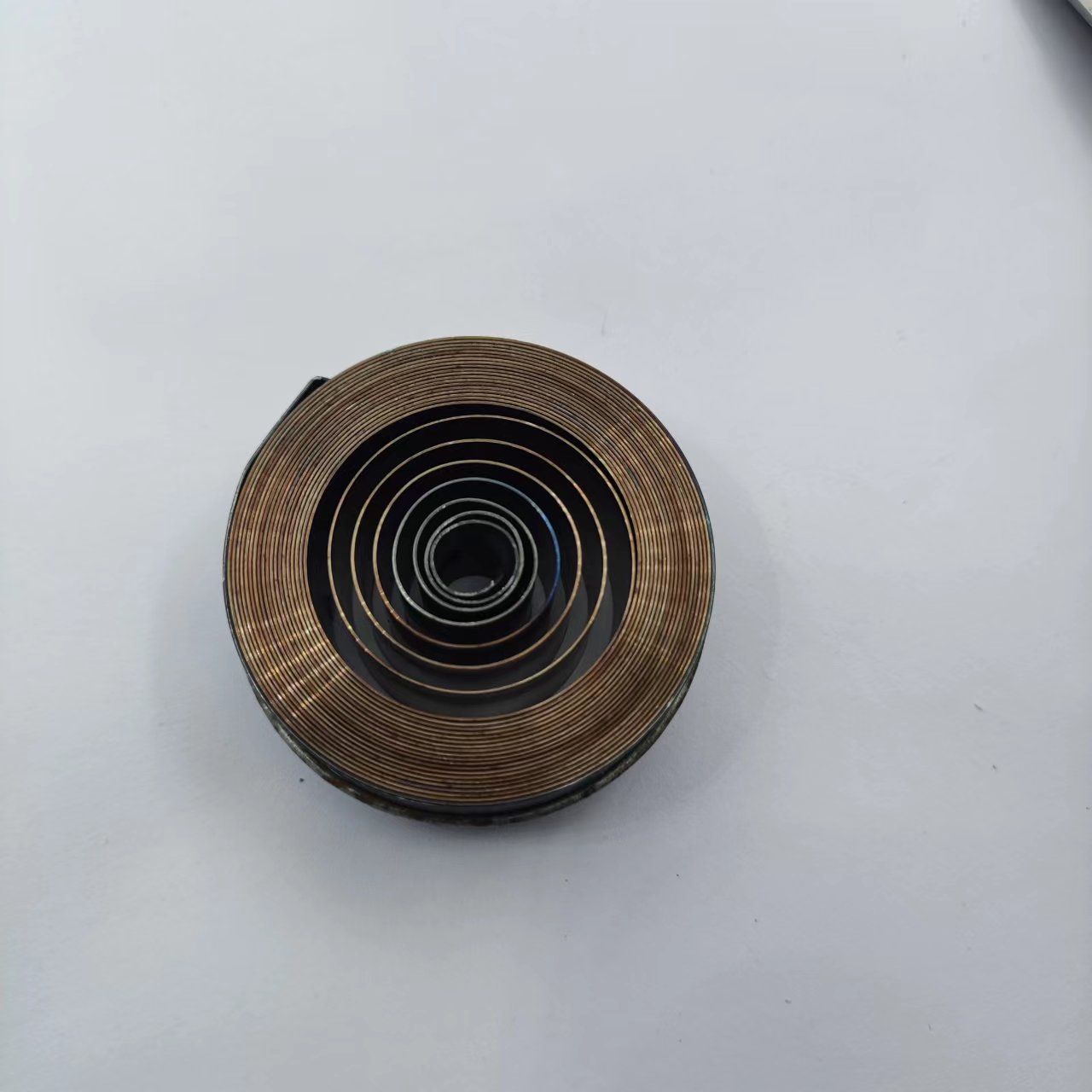 Oude stijl mechanische klok universele drijfveer 31-daagse drijfveer 3/5 wandklok basisklok metalen accessoires antieke krant