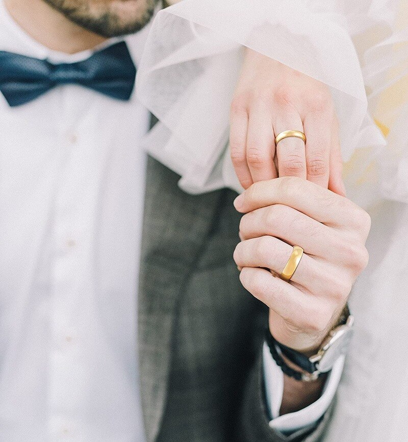 Anillo de titanio de 2mm, 4mm y 6mm para hombre y mujer, cúpula chapada en oro de 14K, banda de boda de alto pulido, Unisex, ajuste cómodo, tamaño 3-13,5