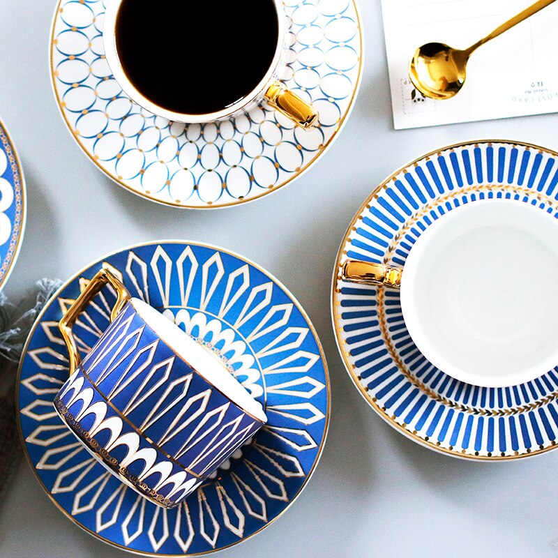 Taza de café de cerámica de lujo británico, juego de taza y platillo de café pequeño europeo para el hogar, té de la tarde, exquisita taza, cuchara y plato LB523
