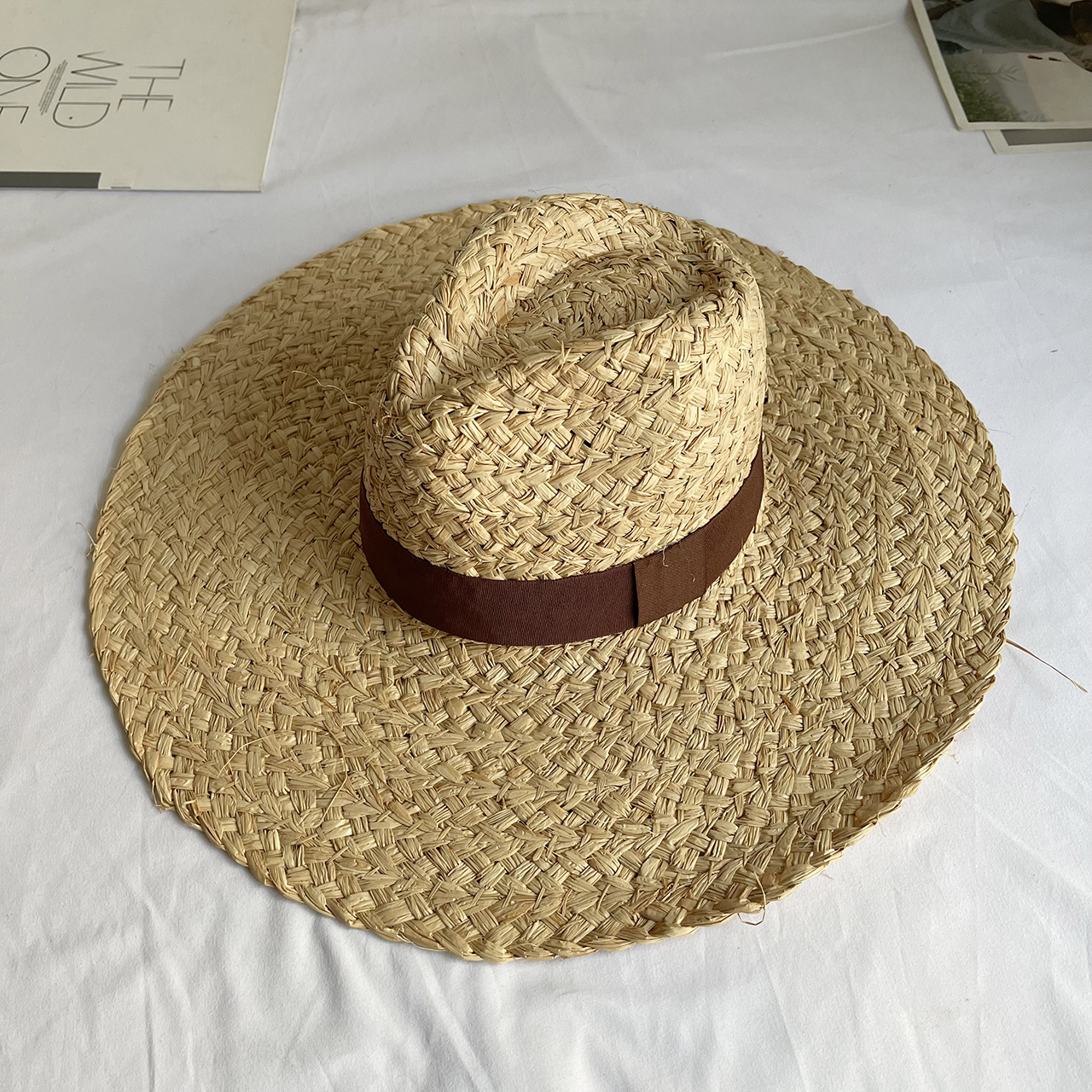 Chapéu de palha raffite de jazz de aba grande feminino inglês retro versátil praia protetor solar chapéu hepburn estilo senhora francesa: Branco