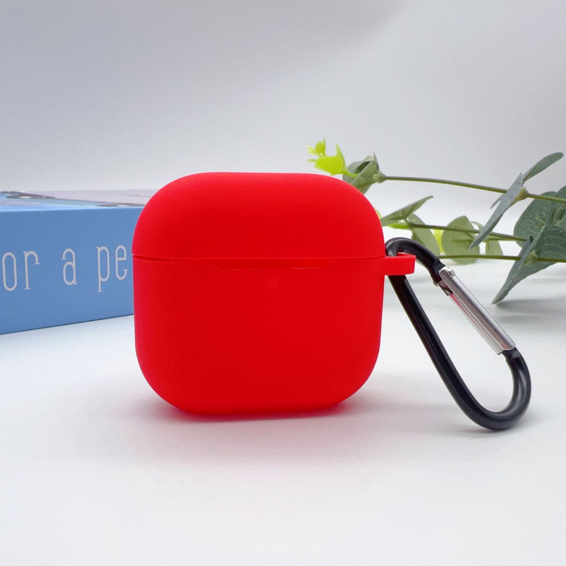 OUIO Funda para auriculares inalámbricos Funda protectora de cobertura total con hebilla colgante, funda para auriculares de gel de sílice para AirPods 4: Rojo