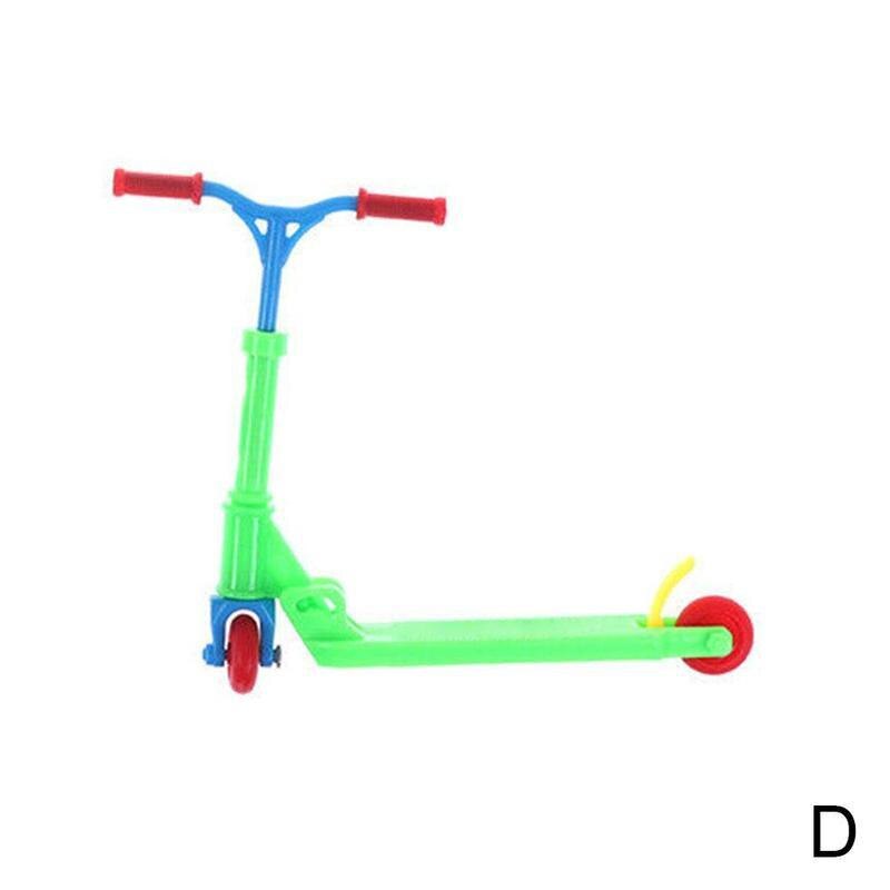 Mini skoter tvåhjulig skoter barn & #39 ;s pedagogiska leksak 1 set finger skoter cykel leksaker hopfällbar skoter är slumpmässiga färger: D